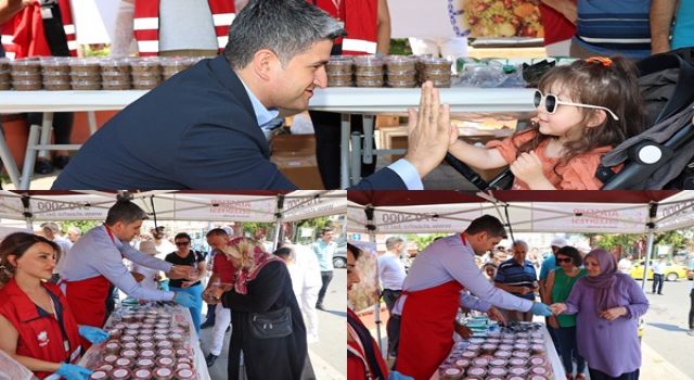 Ataşehir Belediye Başkanı Adıgüzel vatandaşlara aşure dağıttı.