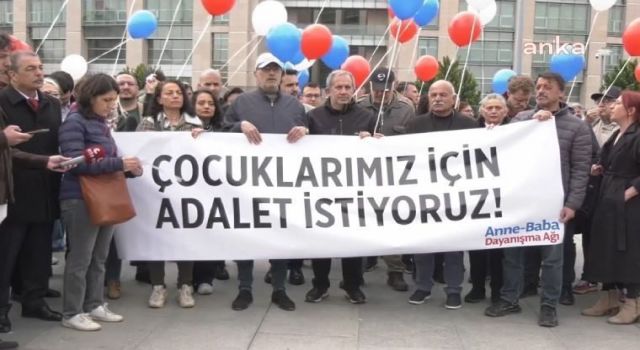 Adliye önünde balon uçurdular