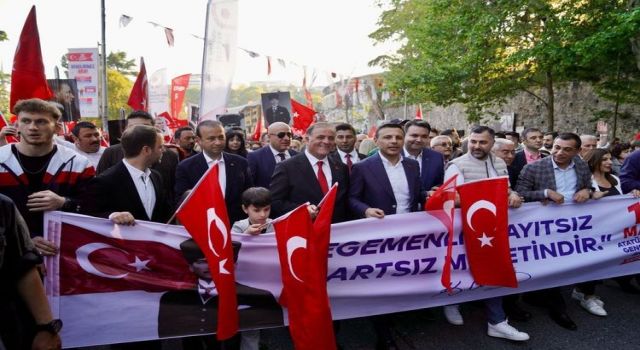 On binler Dolmabahçe’den Beşiktaş’a yürüdü