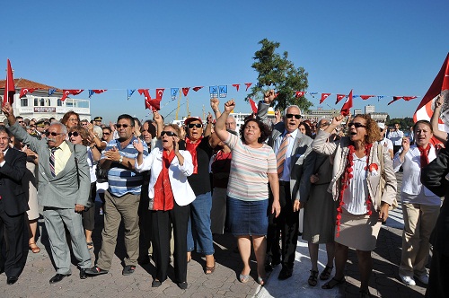 Kadıköy'de çelenk gerginliği