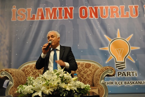 Nihat Hatipoğlu Konferansında İzdiham