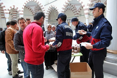 Ataşehir’de Aşure Dağıtıldı