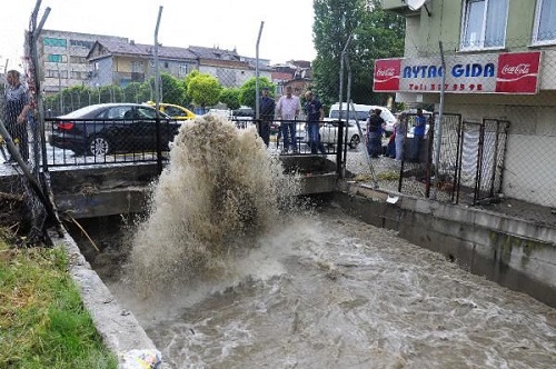 Kurbağalıdere yine taştı!