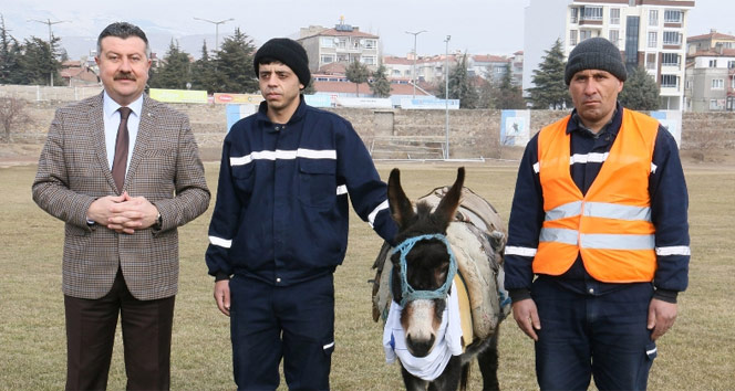 Başkan sahaya eşekle çıktı