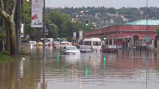 SAĞANAK HAYATI OLUMSUZ ETKİLİYOR