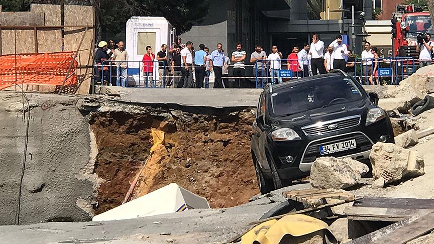 ÜMRANİYE'DE İNŞAATIN İSTİNAT DUVARI ÇÖKTÜ