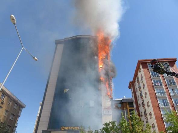 Ataşehir'de lüks plazada korkutan yangın