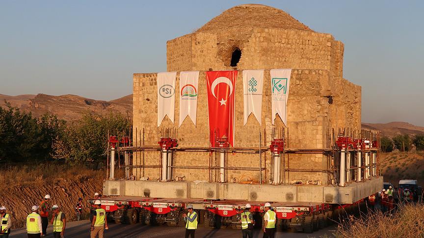 TARİHİ ARTUKLU HAMAMI YENİ YERİNE DOĞRU YOLA ÇIKTI