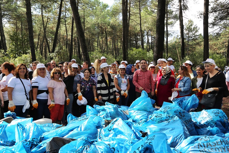 KAYIŞDAĞI ORMANLIK ALANDA 1 TON ÇÖP TOPLANDI