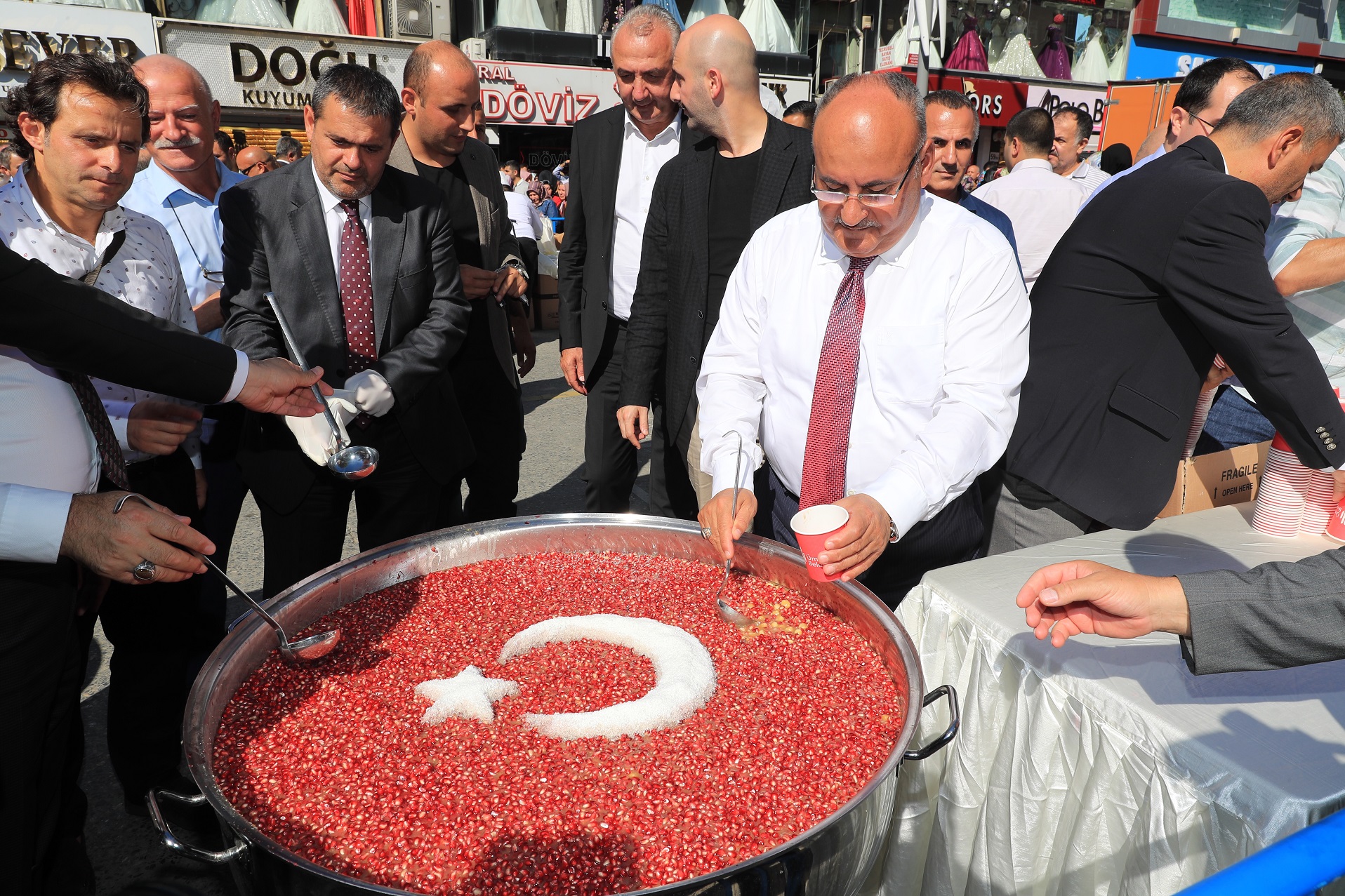 Ümraniye’de Aşure Kazanları Kaynamaya Başladı