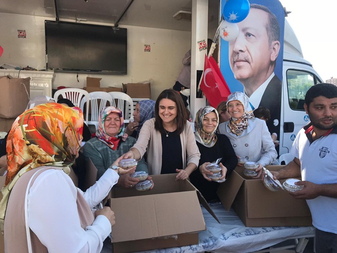 Ataşehir’in Ak Kadınlarından Geleneksel Aşure İkramı