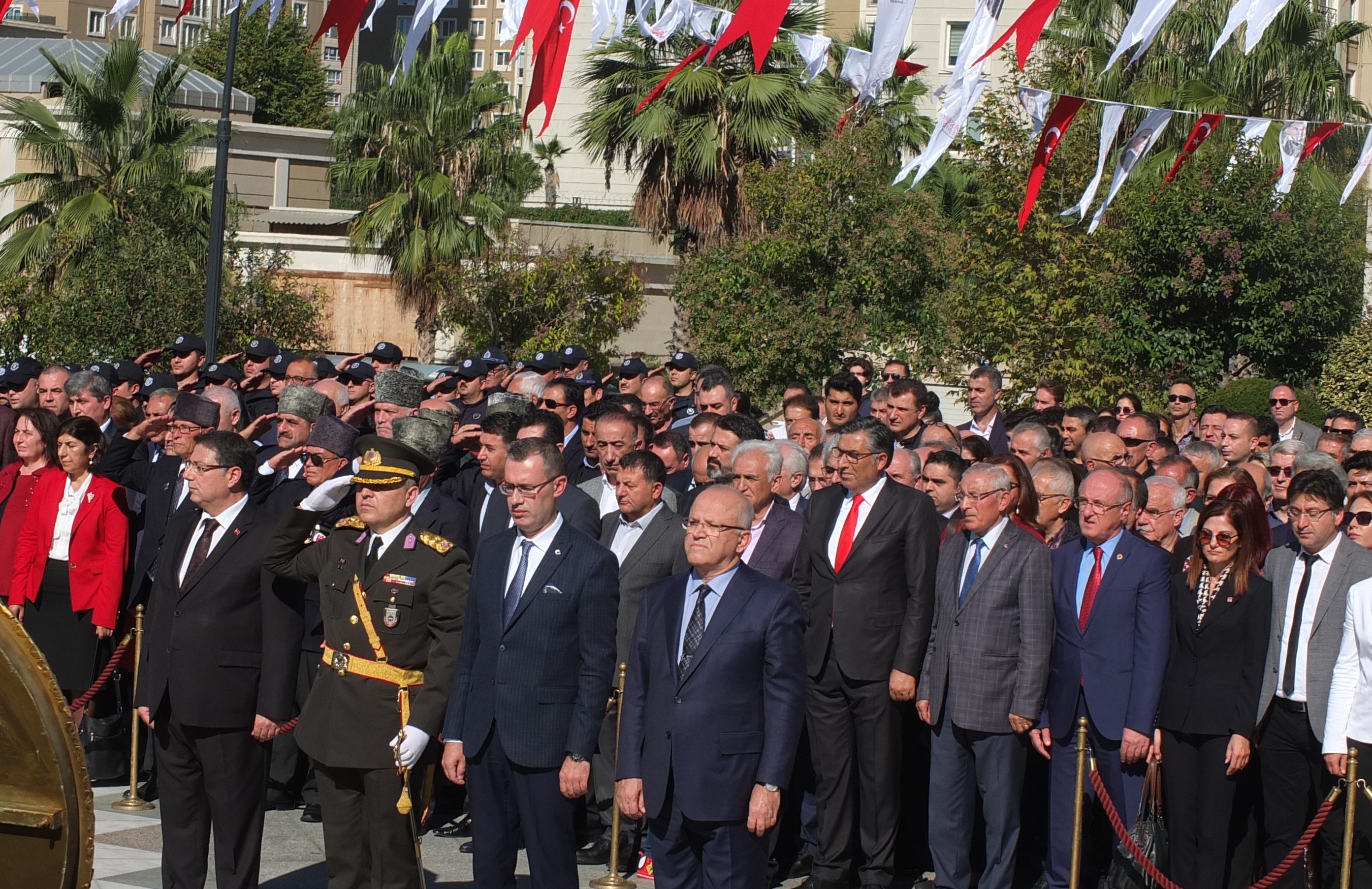 KUTLAMALAR ÇELENK SUNUMUYLA BAŞLADI