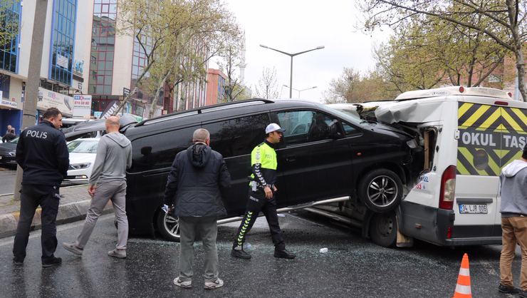 Ataşehir'de faciadan dönüldü: Minibüs okul aracına çarptı