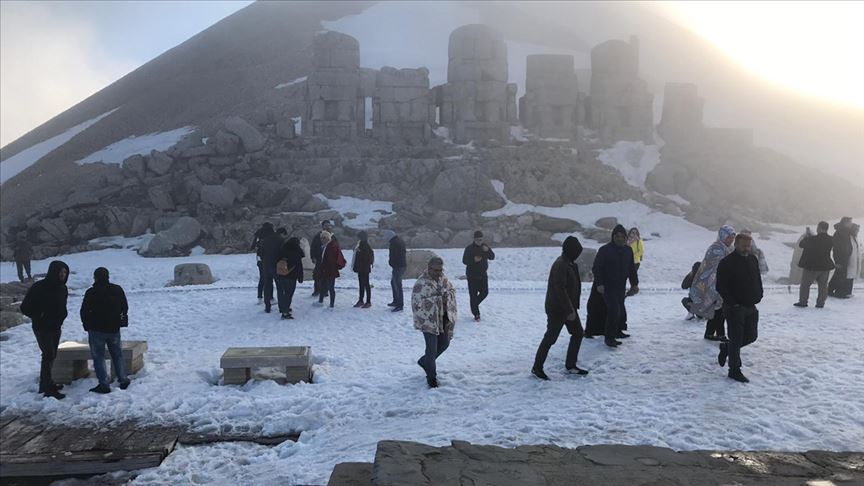 NEMRUT'A ZİYARETÇİ AKINI