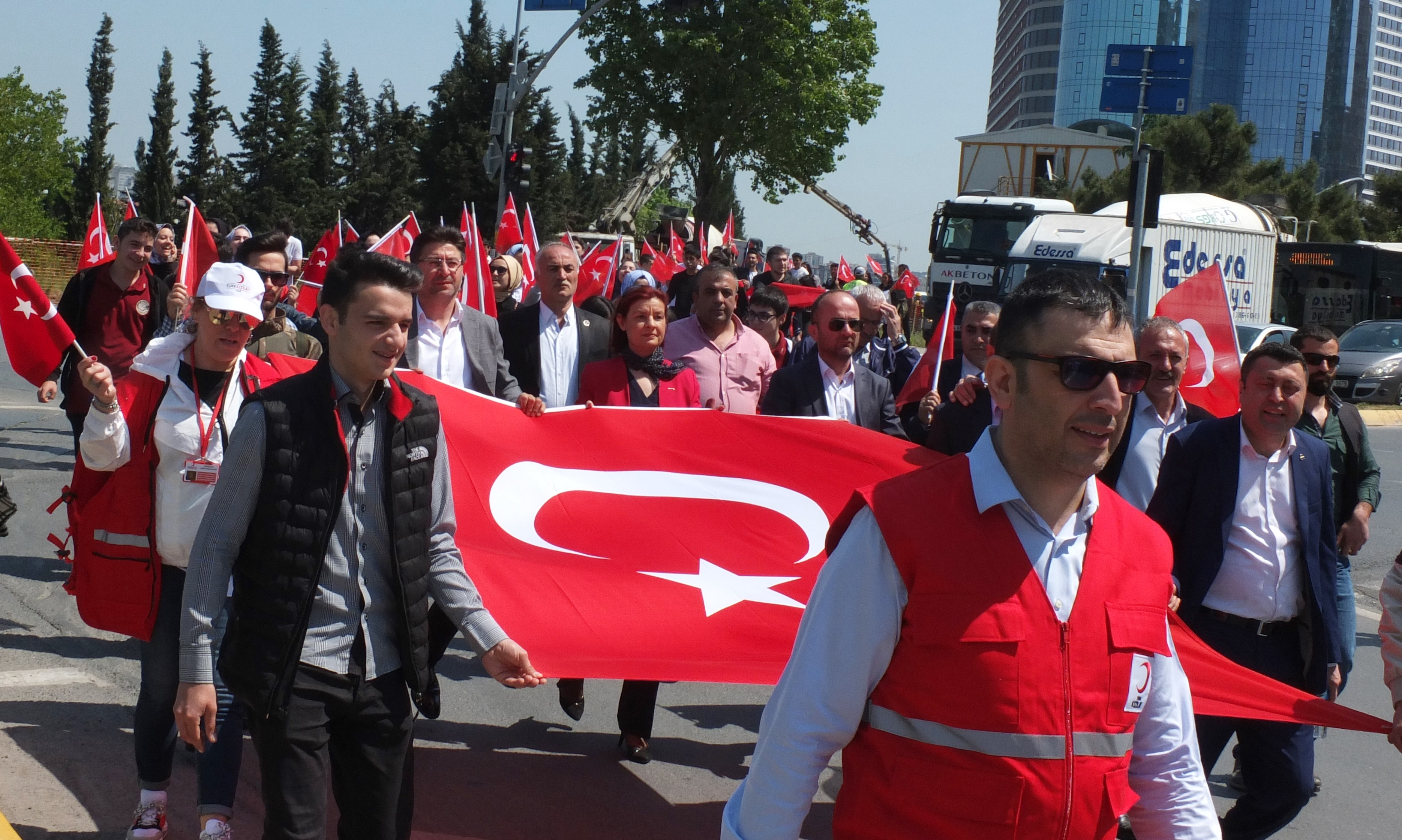 Türk Kızılay’ı Ataşehir Şubesi Kan Bağışına İlgi Çekmek İçin Yürüyüş Düzenlediler