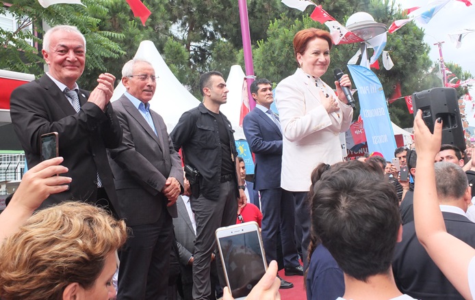 Meral Akşener Ataşehir'de coşkuyla karşılandı