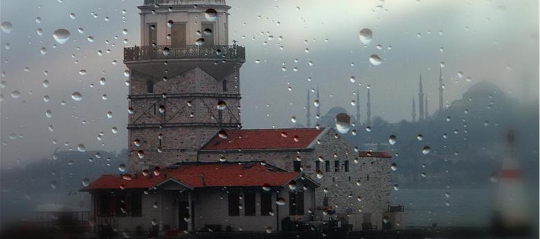 İstanbul'da yağış ulaşımı felç etti