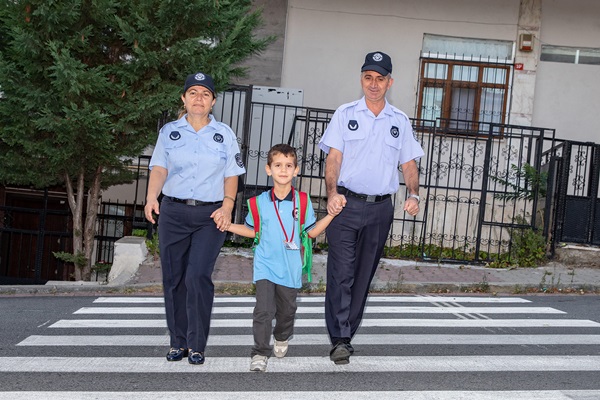 OKUL ÖNLERİNDE TRAFİK ÖNLEMLERİ ALINDI