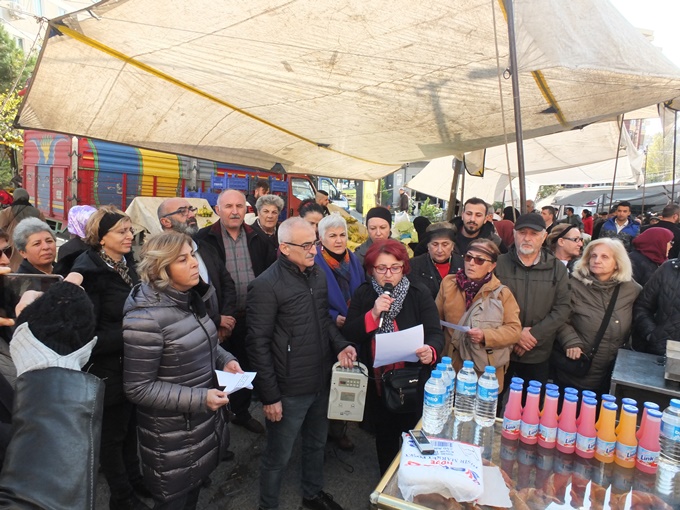 İnsan haklarıyla ve onuruyla yaşar