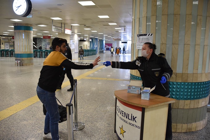 İstanbul'da ücretsiz maske dağıtımı başladı