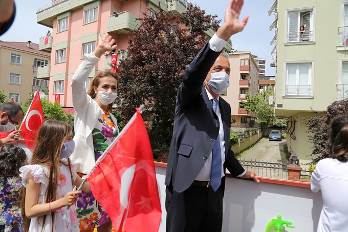 19 MAYIS COŞKUSU ATAŞEHİR’DE EVLERDEN TAŞTI