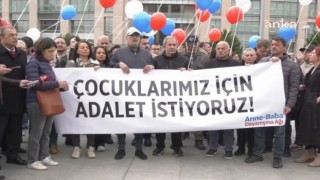 Adliye önünde balon uçurdular