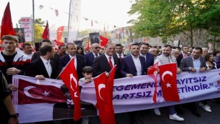 On binler Dolmabahçe’den Beşiktaş’a yürüdü