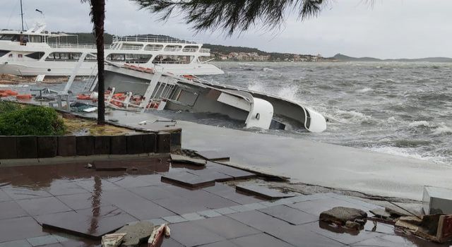 Ayvalık'ta şiddetli fırtına!