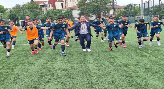Ataşehir Doğuş Spor U-17 futbol takımı şampiyon oldu