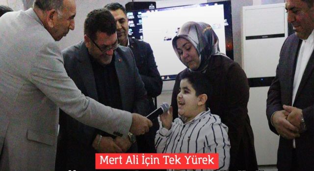 Düzenlenen geceye katılanlar, "Mert Ali İçin Tek Yürek" oldu