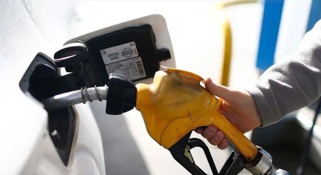 Benzine bir zam daha geldi: Litre fiyatı 55 TL'yi aştı!