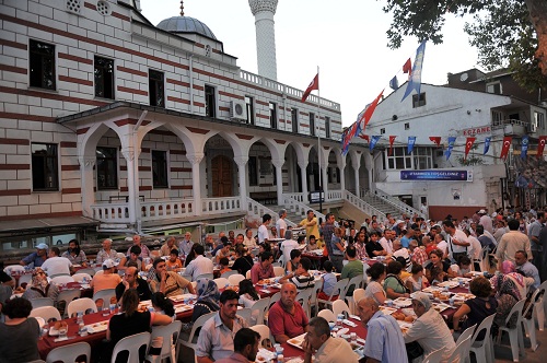 Ramazan’ın Bereket ve Huzuru Sokak İftarları’nda