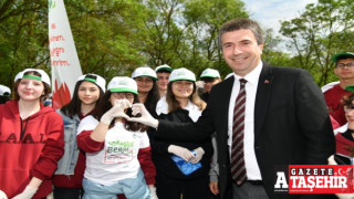 Başkan Erhan Güzel ormanda çocuklarla çöp topladı