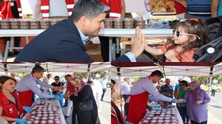 Ataşehir Belediye Başkanı Adıgüzel vatandaşlara aşure dağıttı.