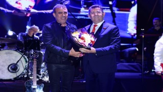 Çekmeköy’de Haluk Levent rüzgarı esti